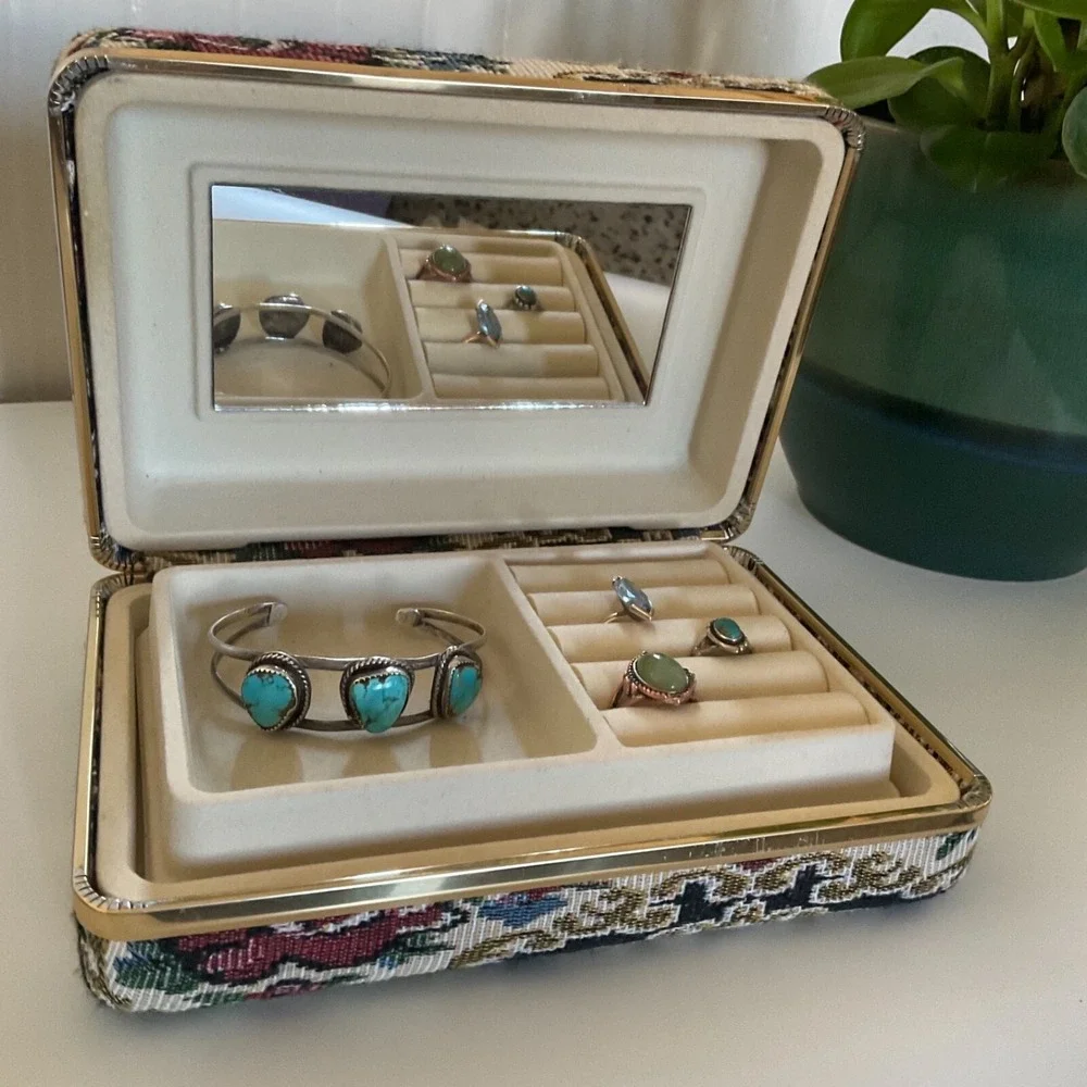 Vintage Travel Jewelry‎ Organizer Embroidered Floral Clamshell Cottage Core